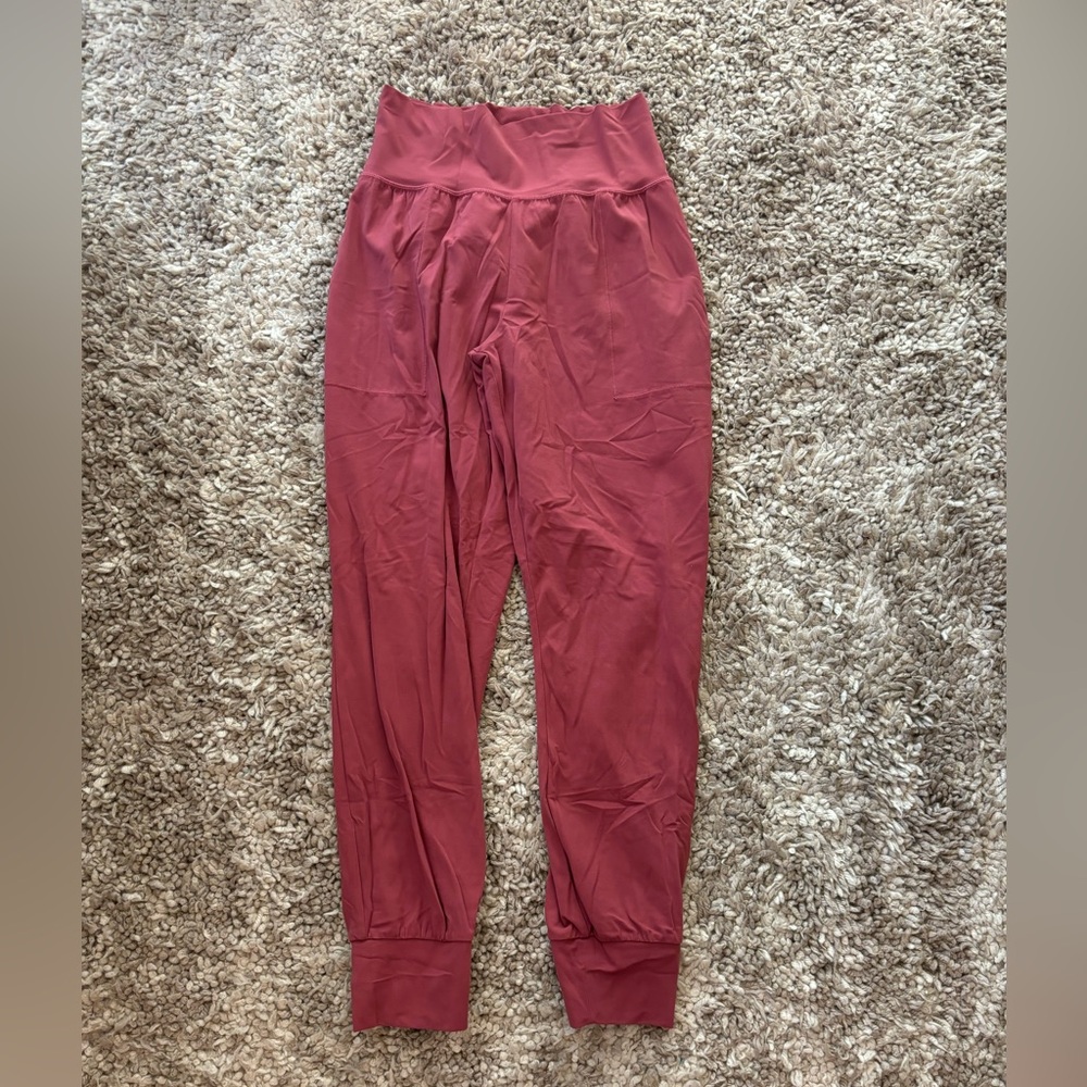Athleta Salutation Jogger
Color: Victorian Berry